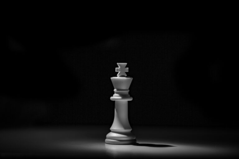Cómo se mueve el rey en ajedrez: reglas y estrategias