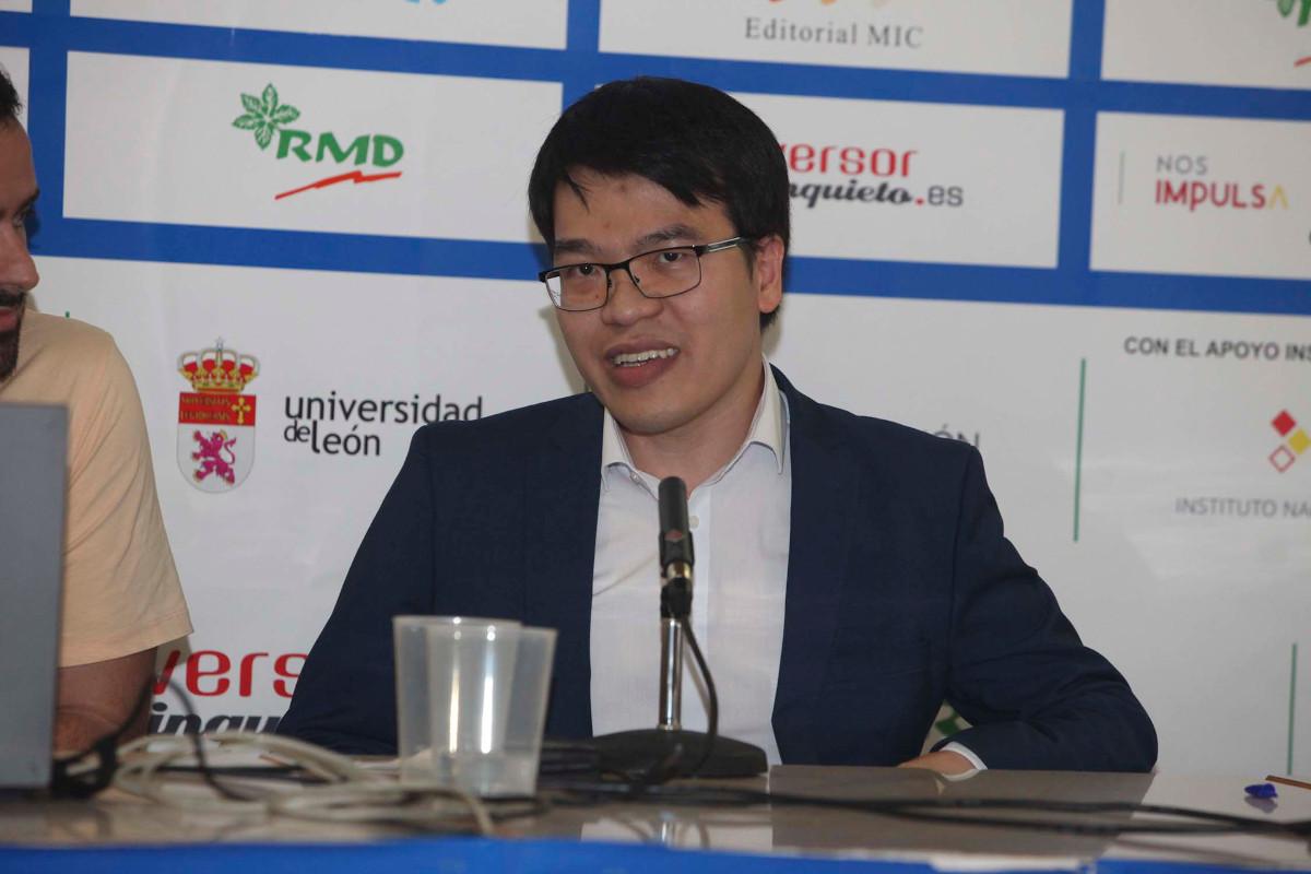 Le Quang Liem levantando el trofeo del Magistral Ciudad de León