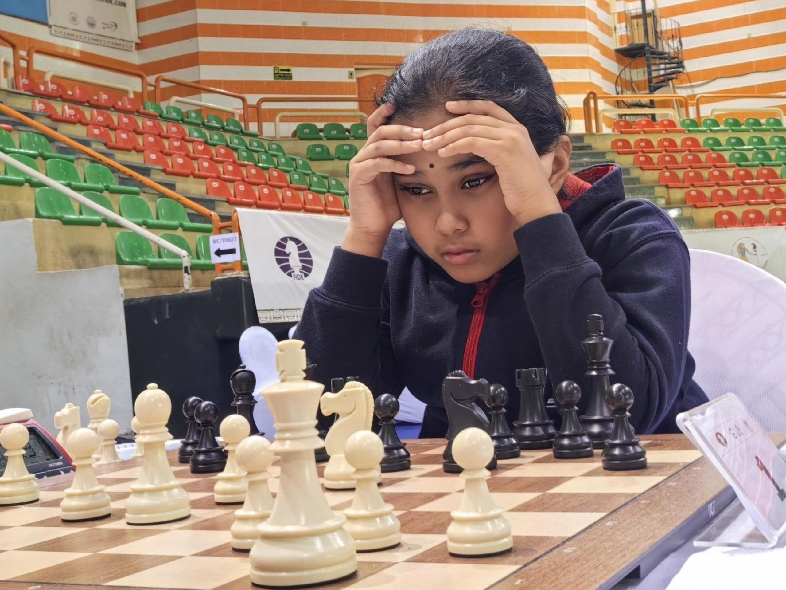 Jugadora concentrada ante el tablero