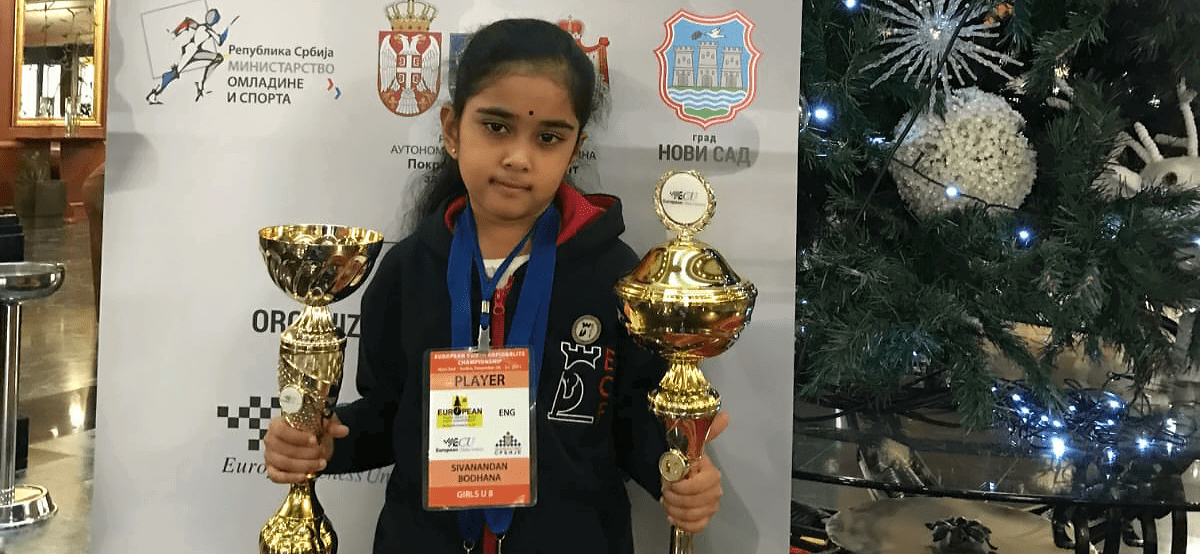 Jugadora de ajedrez joven en competición