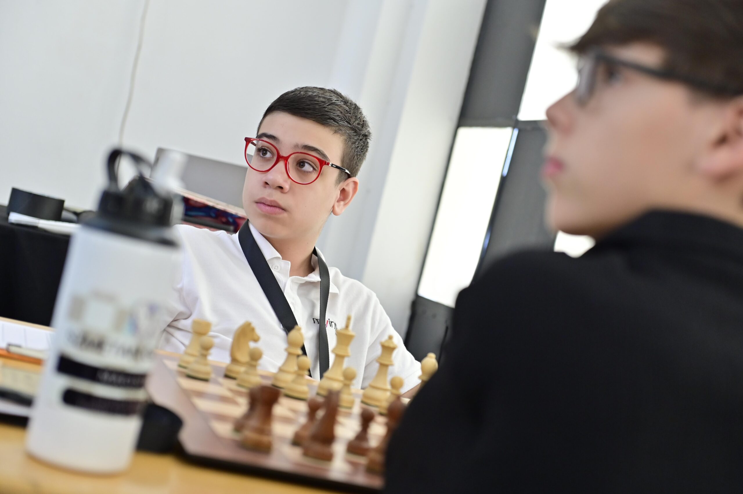 Faustino Oro joven talento del ajedrez Niño prodigio del ajedrez jugando una partida