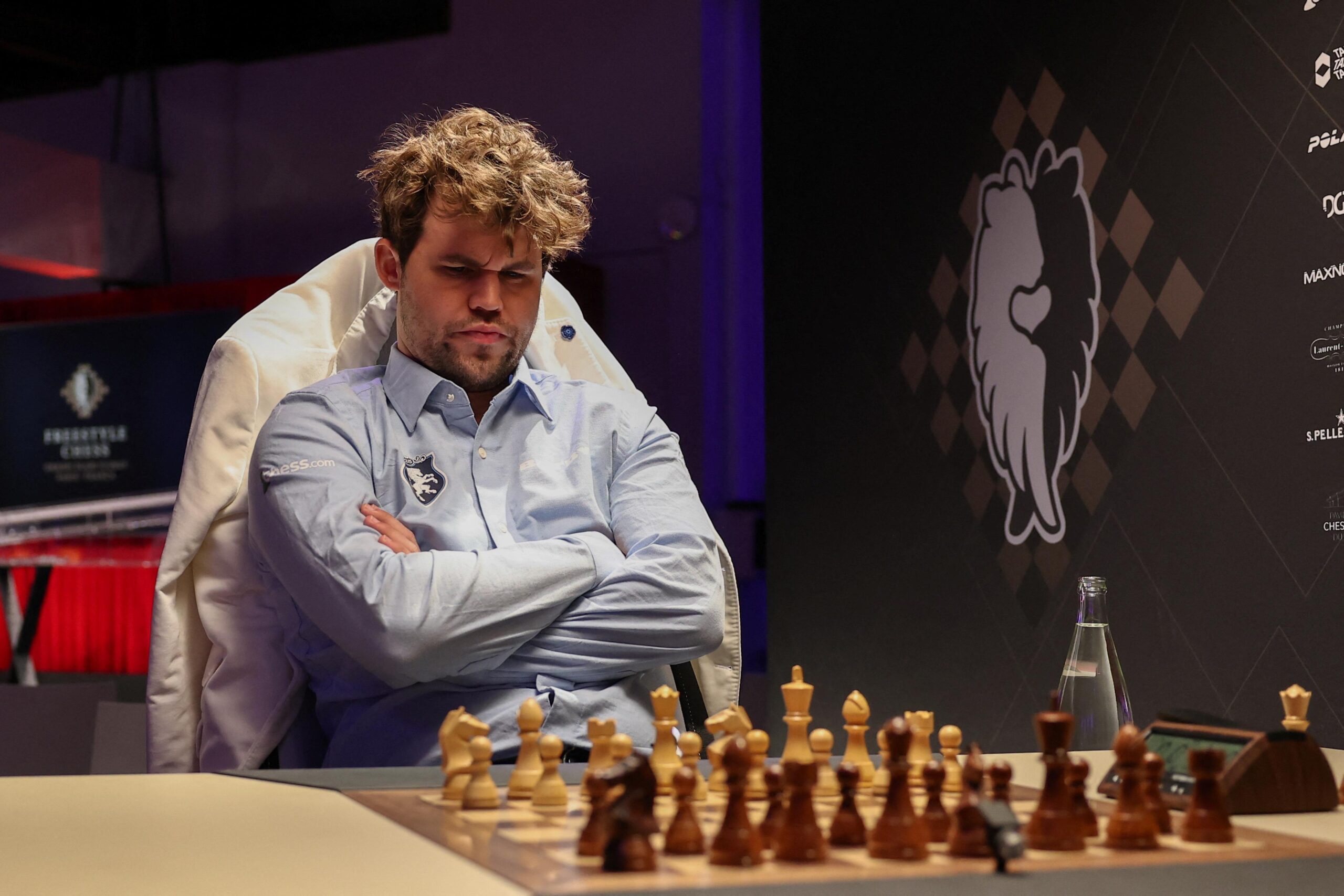 Tablero y reloj en campeonato mundial Tablero de ajedrez y reloj en campeonato