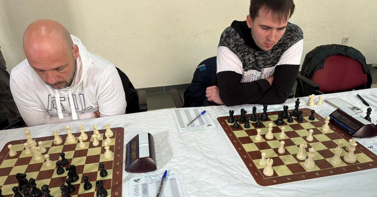 Jóvenes jugadores de ajedrez en competición Jóvenes jugadores de ajedrez en competición