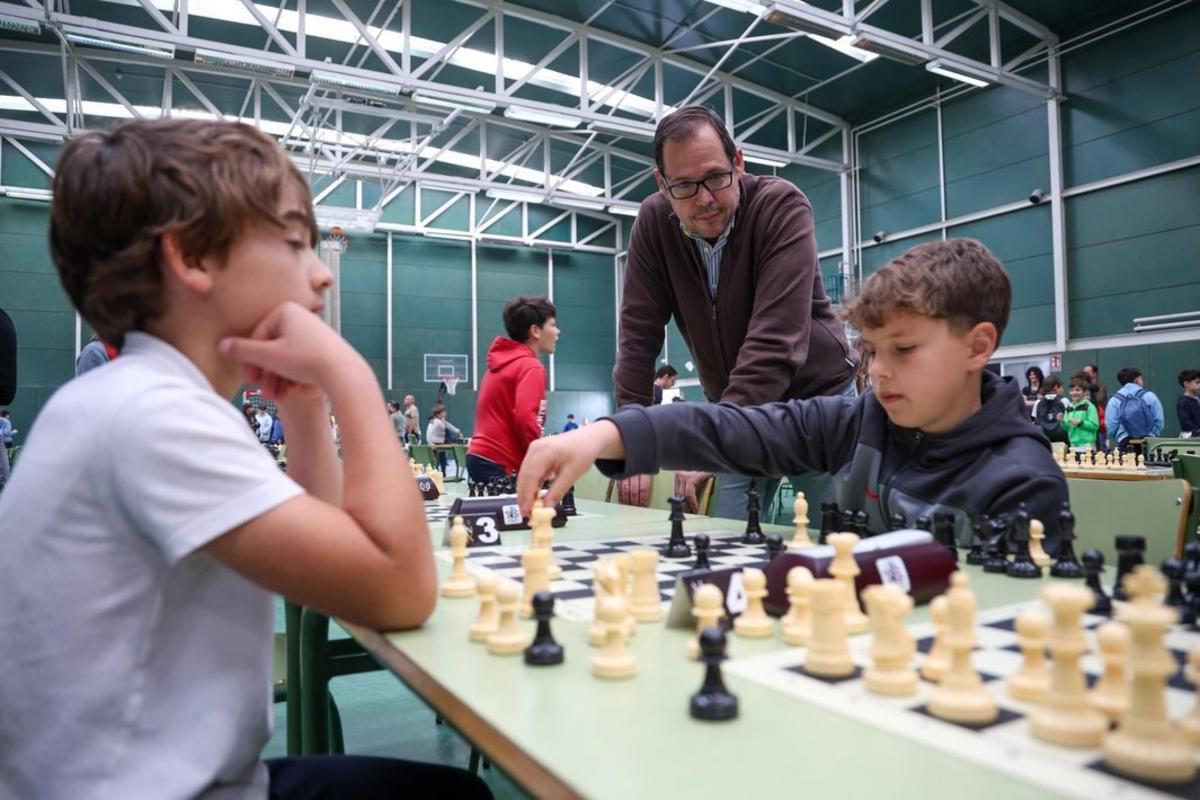 Tableros de ajedrez en torneo interescolar Tableros y piezas en torneo escolar de ajedrez