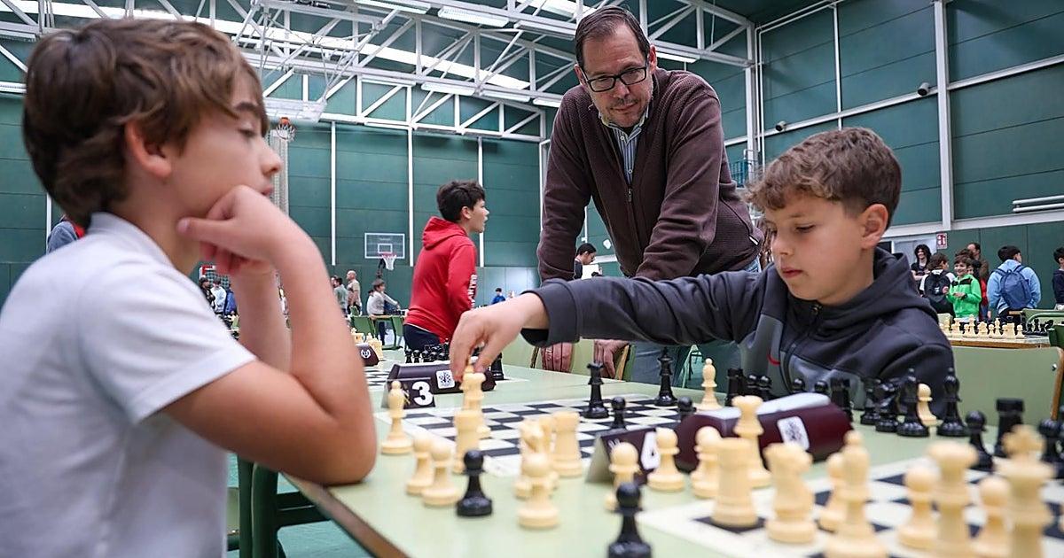 Escolares en torneo interescolar de ajedrez Participantes en torneo interescolar de ajedrez