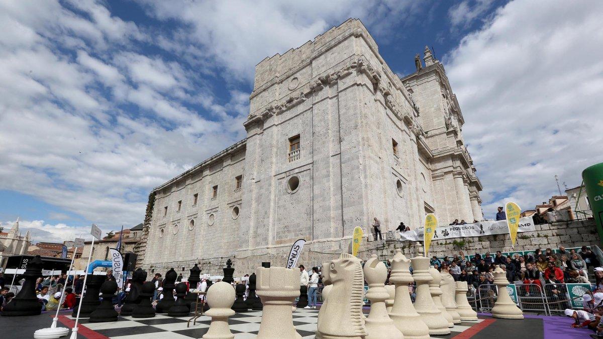 Niños jugando al ajedrez en tableros gigantes Niños jugando al ajedrez en tableros gigantes