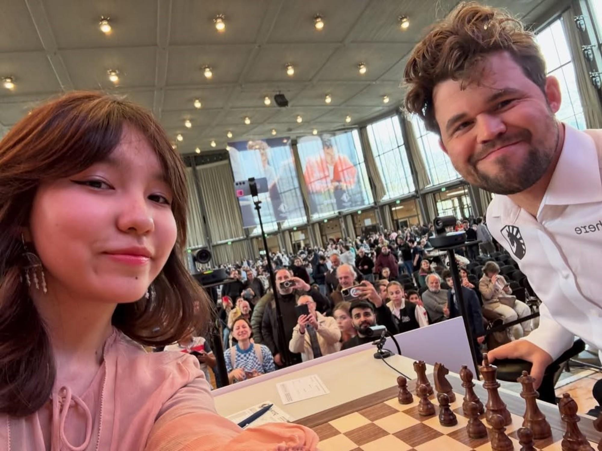 Jugadora pide selfie a Magnus Carlsen jugadora pide selfie a Magnus Carlsen