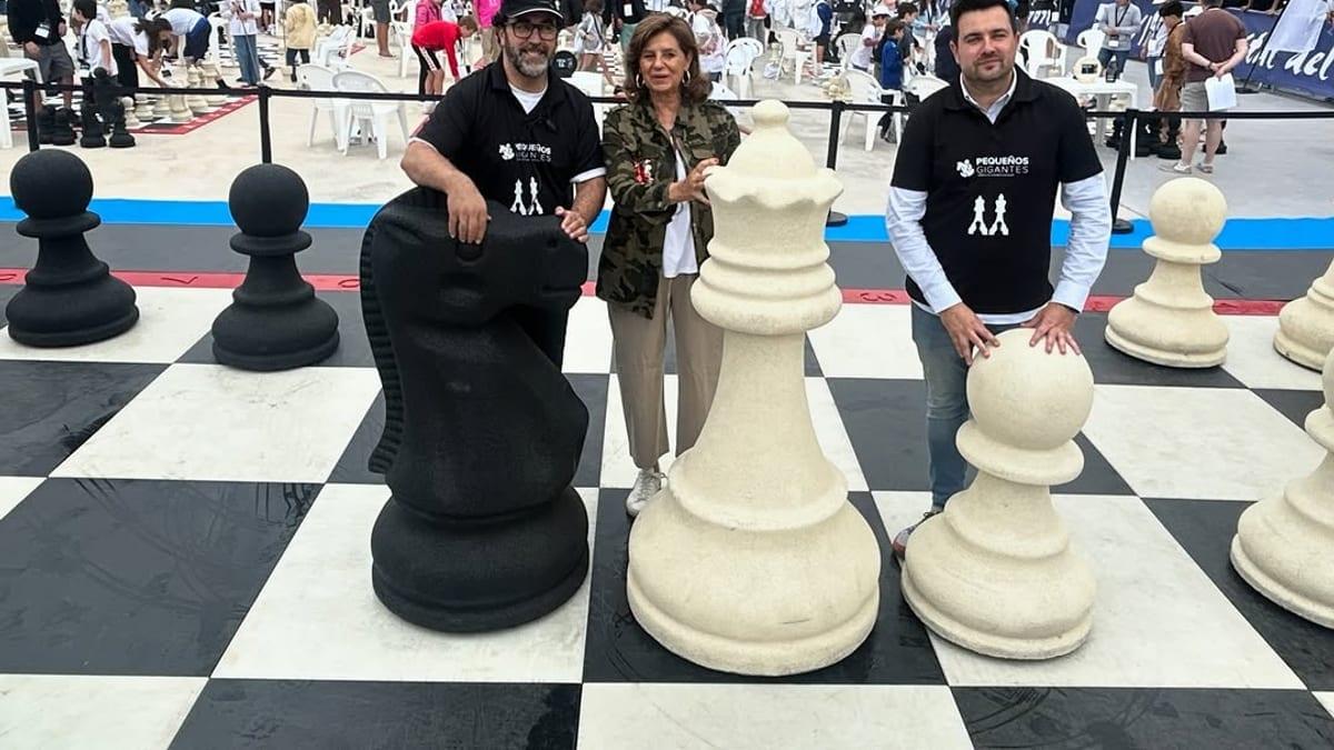 Ajedrez gigante en Oviedo Tablero de ajedrez gigante con neumáticos