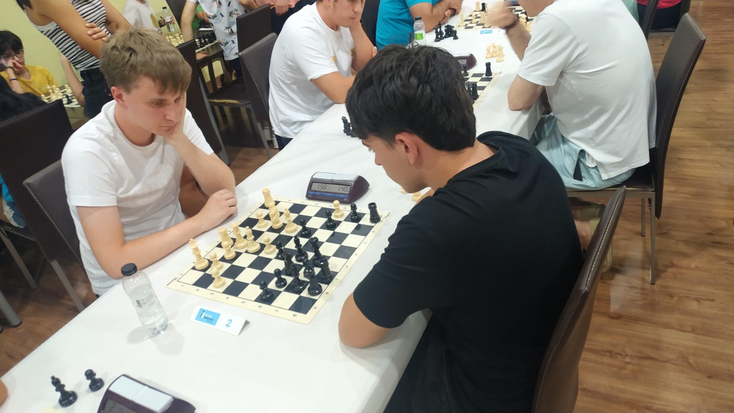 Sedes del circuito de ajedrez Participantes jugando al ajedrez