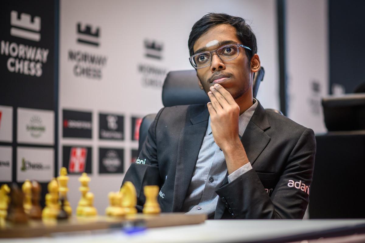Duelo de ajedrez profesional Jugadores de ajedrez en el Norway Chess