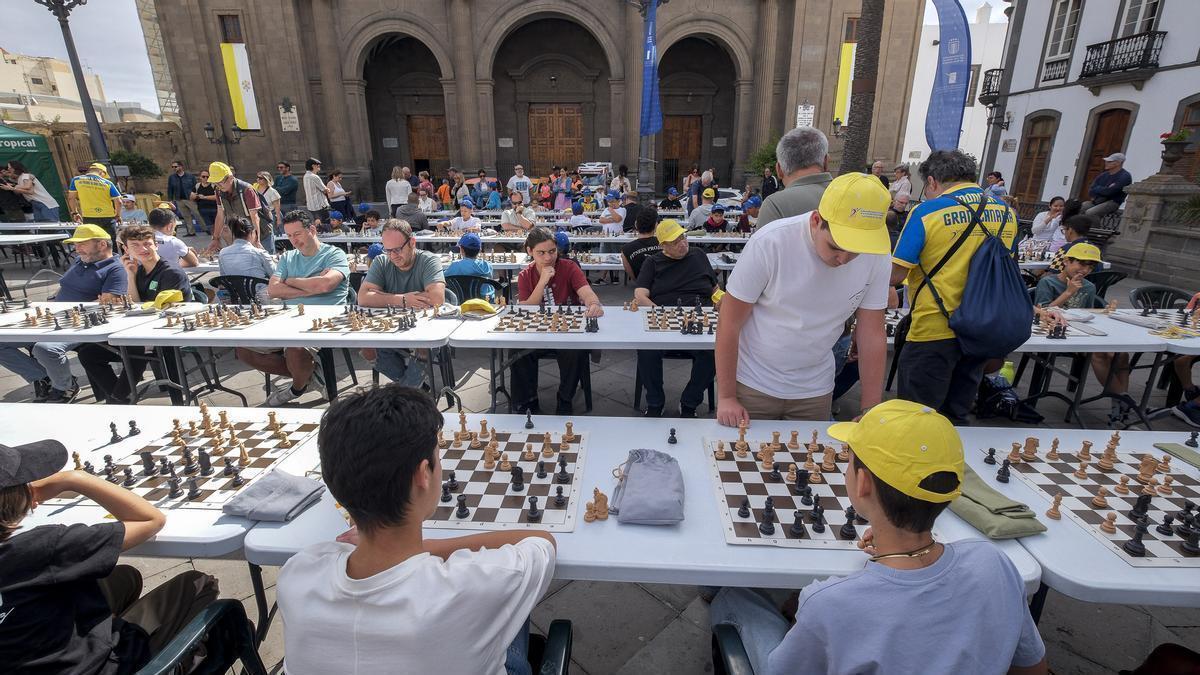 Ajedrez en Las Palmas de Gran Canaria Jugadores participando en la simultánea de ajedrez