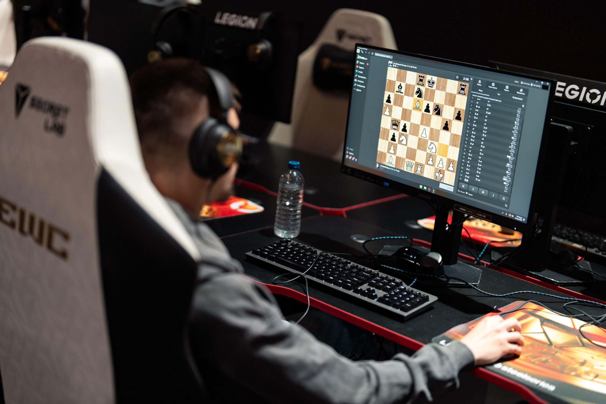 Partidas rápidas en Esports World Cup Relojes y piezas en torneo de ajedrez rápido