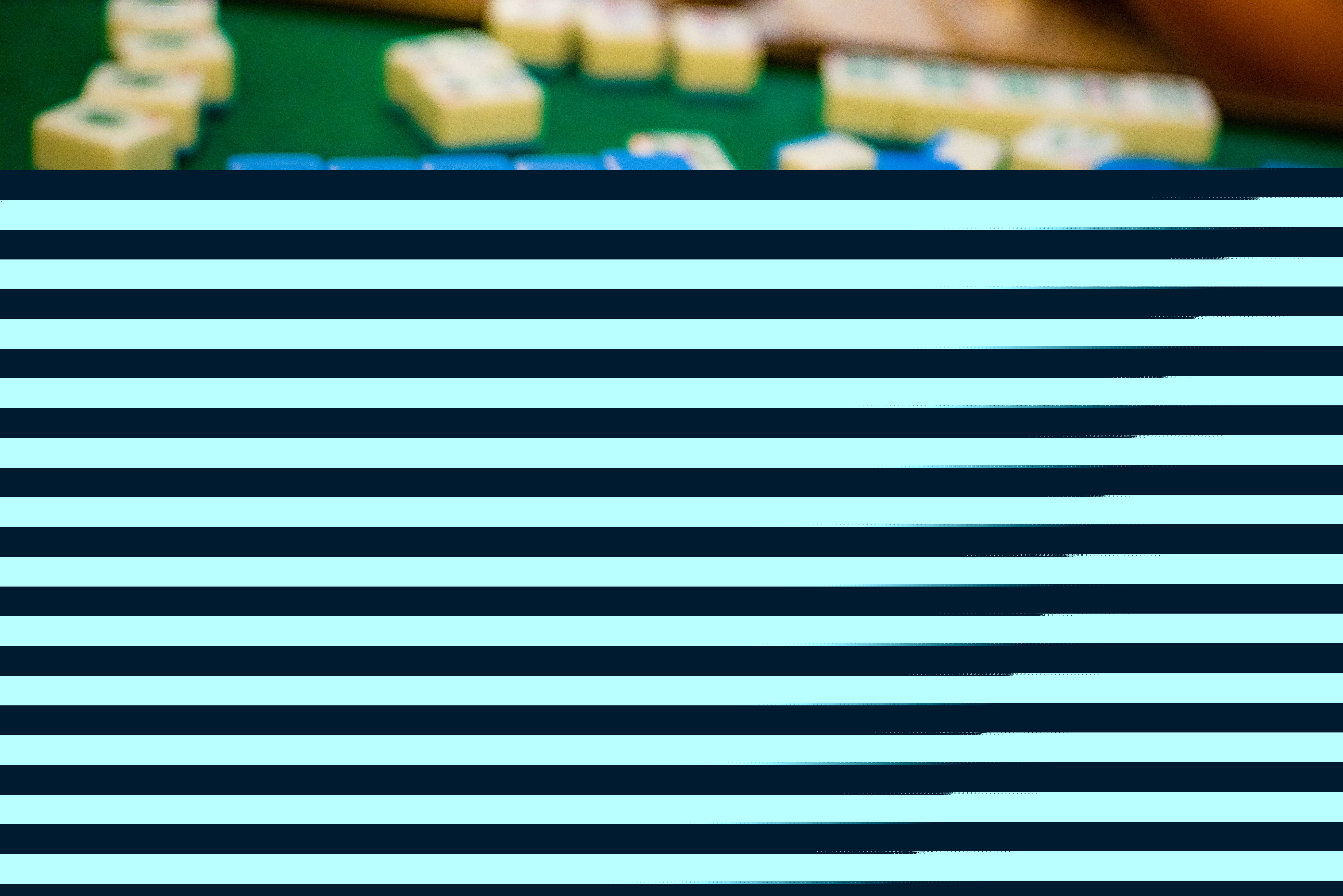 Conjunto de fichas de Mahjong tradicionales sobre un tapete de fieltro verde, resaltando el contraste entre el juego físico y el digital. Conjunto de fichas de Mahjong tradicionales sobre un tapete de fieltro verde, resaltando el contraste entre el juego físico y el digital.