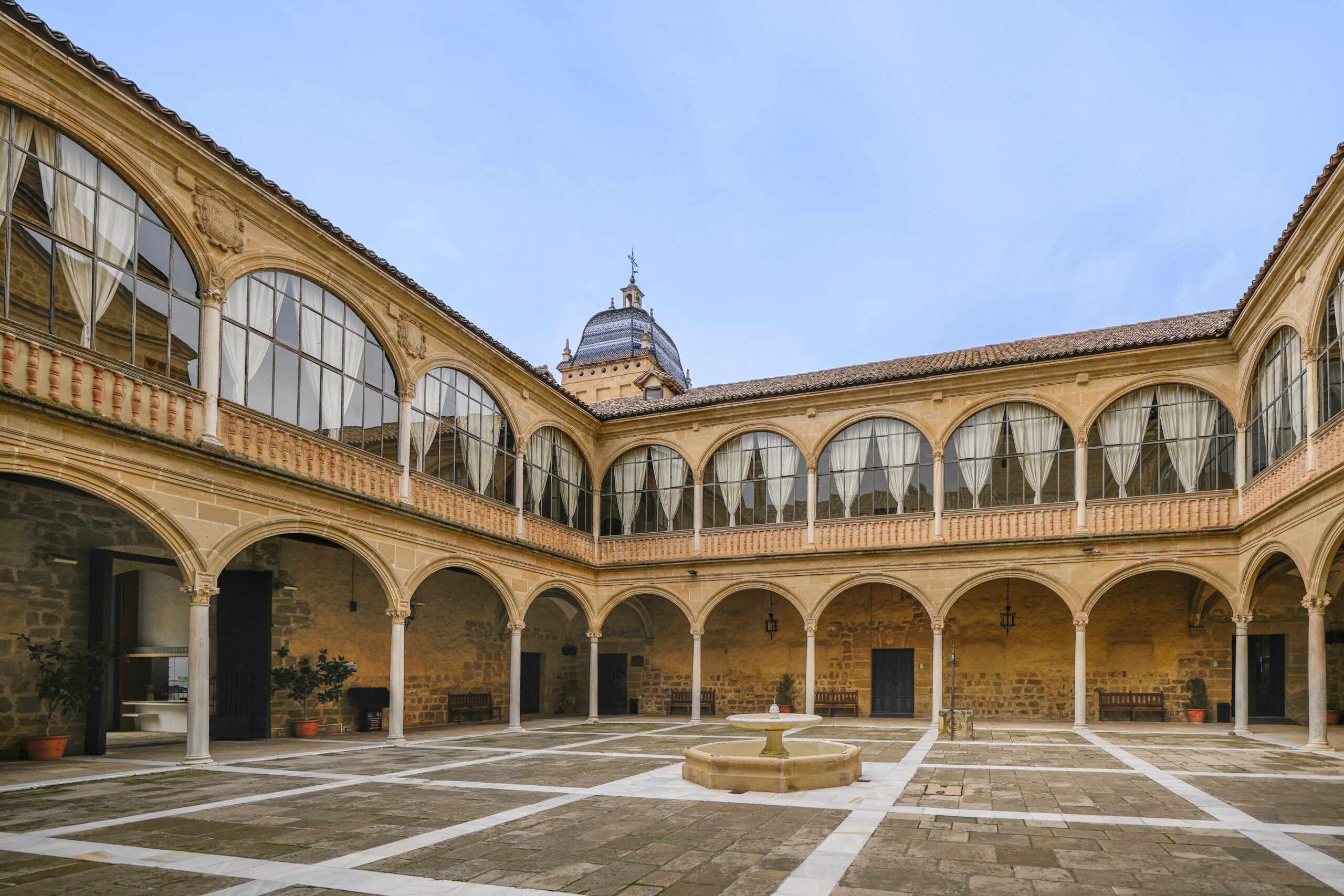 Patio renacentista en Úbeda, España, ilustrando el contexto arquitectónico y cultural de la época de Ruy López. Patio renacentista en Úbeda, España, ilustrando el contexto arquitectónico y cultural de la época de Ruy López.