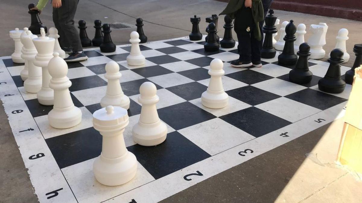 Ajedrez en el entorno escolar Niños jugando al ajedrez en clase