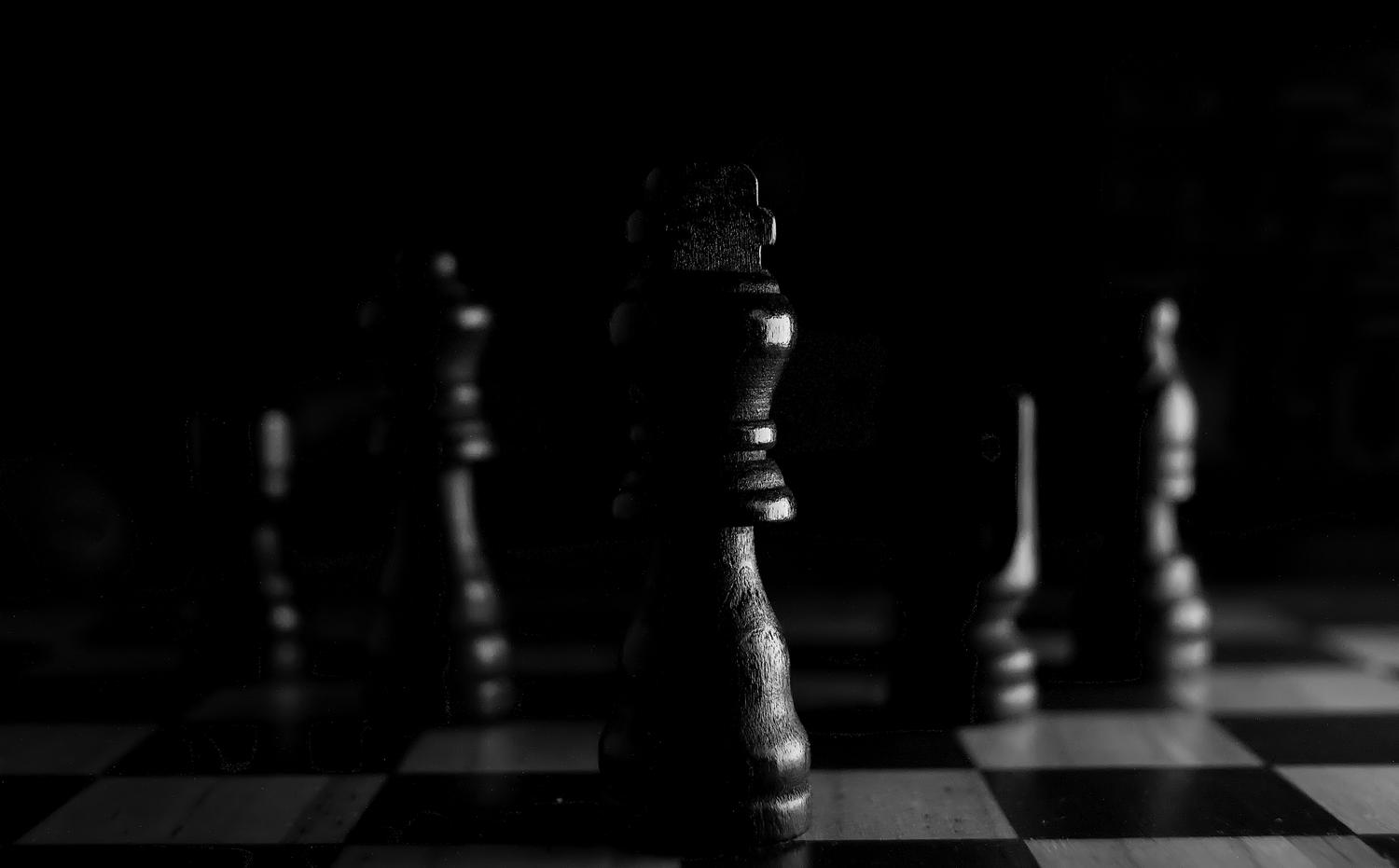Retrato en blanco y negro del Rey de ajedrez aislado sobre el tablero, representando la toma de decisiones críticas y la seguridad del rey. Retrato en blanco y negro del Rey de ajedrez aislado sobre el tablero, representando la toma de decisiones críticas y la seguridad del rey.