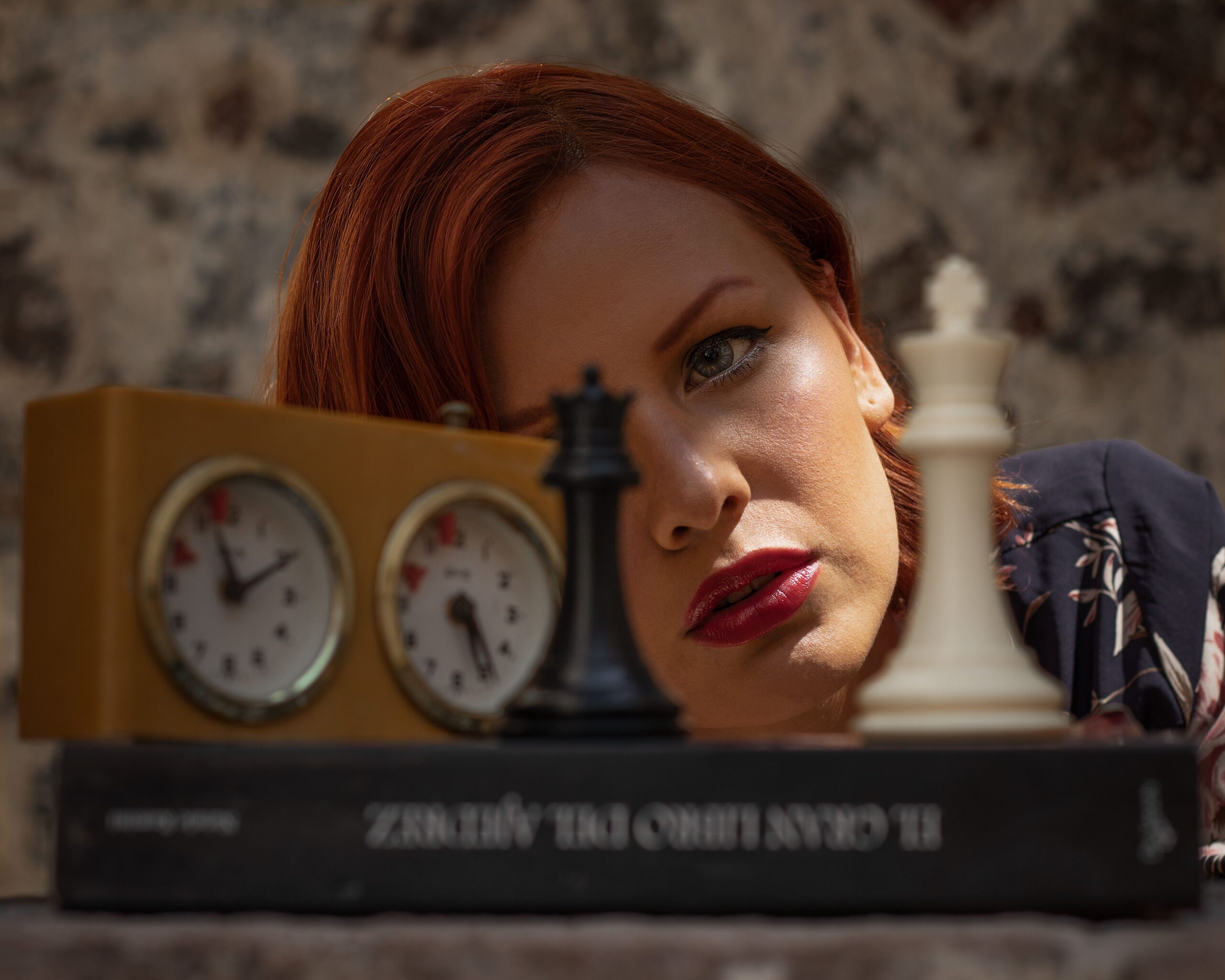 Mujer concentrada analizando una partida de ajedrez junto a un reloj analógico y un libro de estrategia, evocando la profundidad intelectual del juego. Mujer concentrada analizando una partida de ajedrez junto a un reloj analógico y un libro de estrategia, evocando la profundidad intelectual del juego.