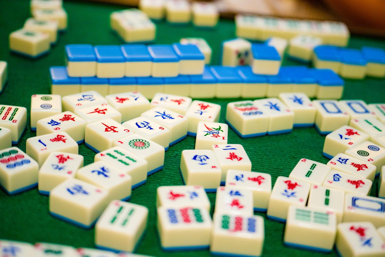 Fichas de Mahjong dispuestas en una mesa de juego, combinando piezas visibles y ocultas para representar el estado de un puzzle lógico. Fichas de Mahjong dispuestas en una mesa de juego, combinando piezas visibles y ocultas para representar el estado de un puzzle lógico.