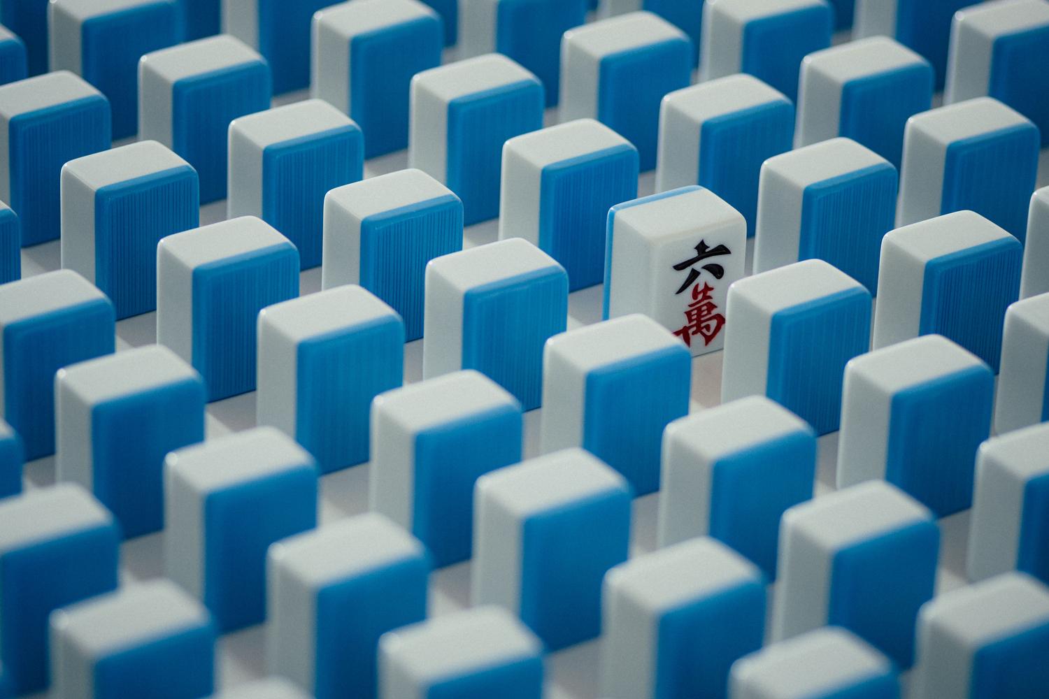 Primer plano de una sola ficha de Mahjong revelada entre otras ocultas, simbolizando la agilidad visual y la búsqueda de coincidencias. Primer plano de una sola ficha de Mahjong revelada entre otras ocultas, simbolizando la agilidad visual y la búsqueda de coincidencias.