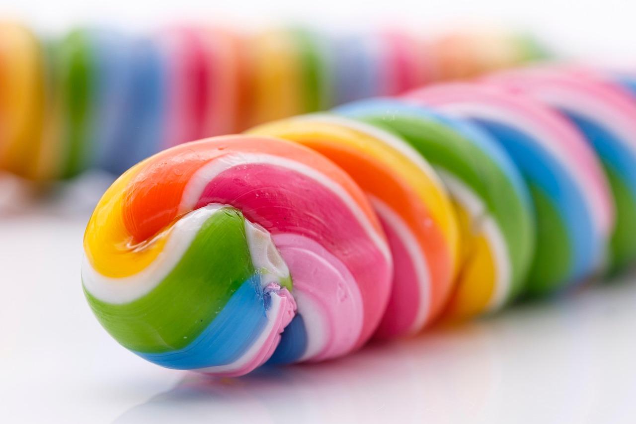 Una piruleta de espiral multicolor en primer plano, representando los dulces vibrantes del universo de Mahjongg Candy. Una piruleta de espiral multicolor en primer plano, representando los dulces vibrantes del universo de Mahjongg Candy.