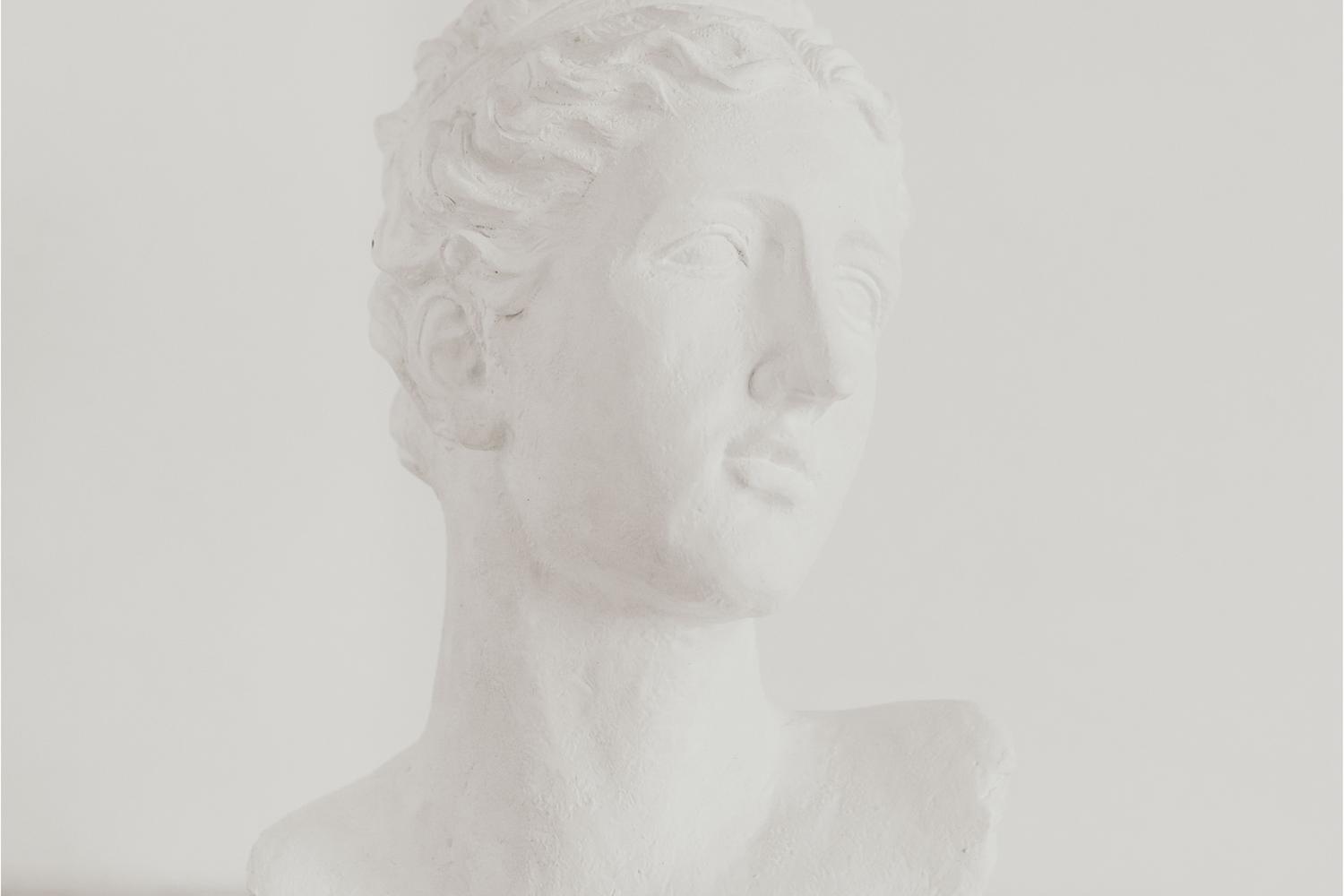 Busto de mármol de una escultura clásica, evocando la serenidad y la imperturbabilidad del estoicismo. Busto de mármol de una escultura clásica, evocando la serenidad y la imperturbabilidad del estoicismo.