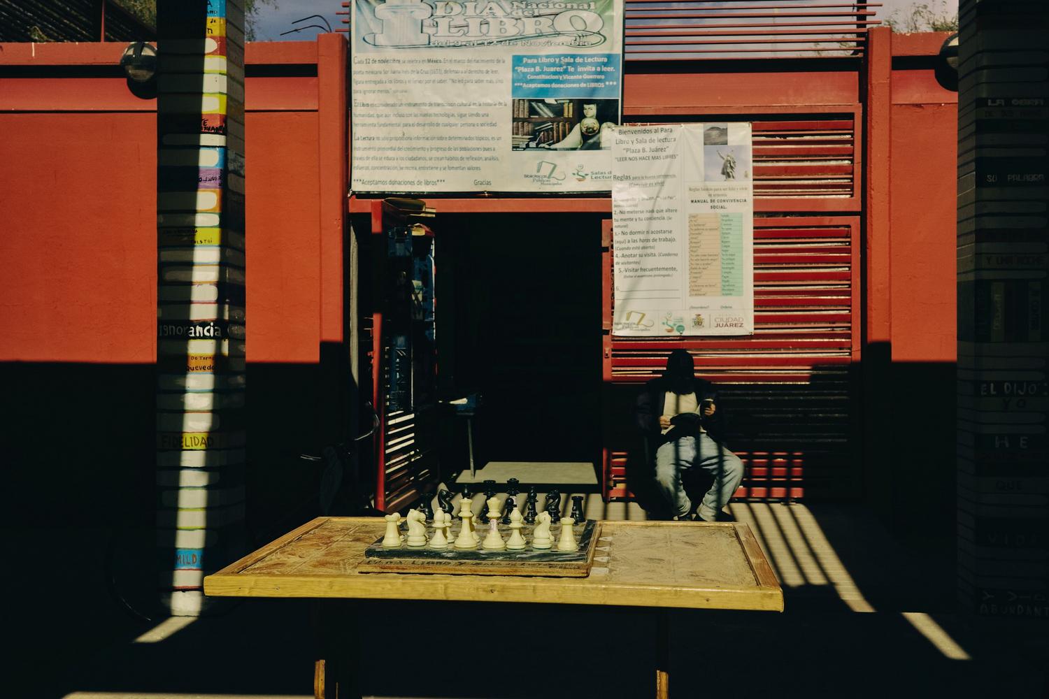 Tablero de ajedrez en un entorno de estudio y lectura, reflejando la naturaleza académica y clásica de la Ruy López. Tablero de ajedrez en un entorno de estudio y lectura, reflejando la naturaleza académica y clásica de la Ruy López.