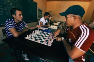 Partida de ajedrez competitiva en un torneo, resaltando la concentración y el análisis estratégico.