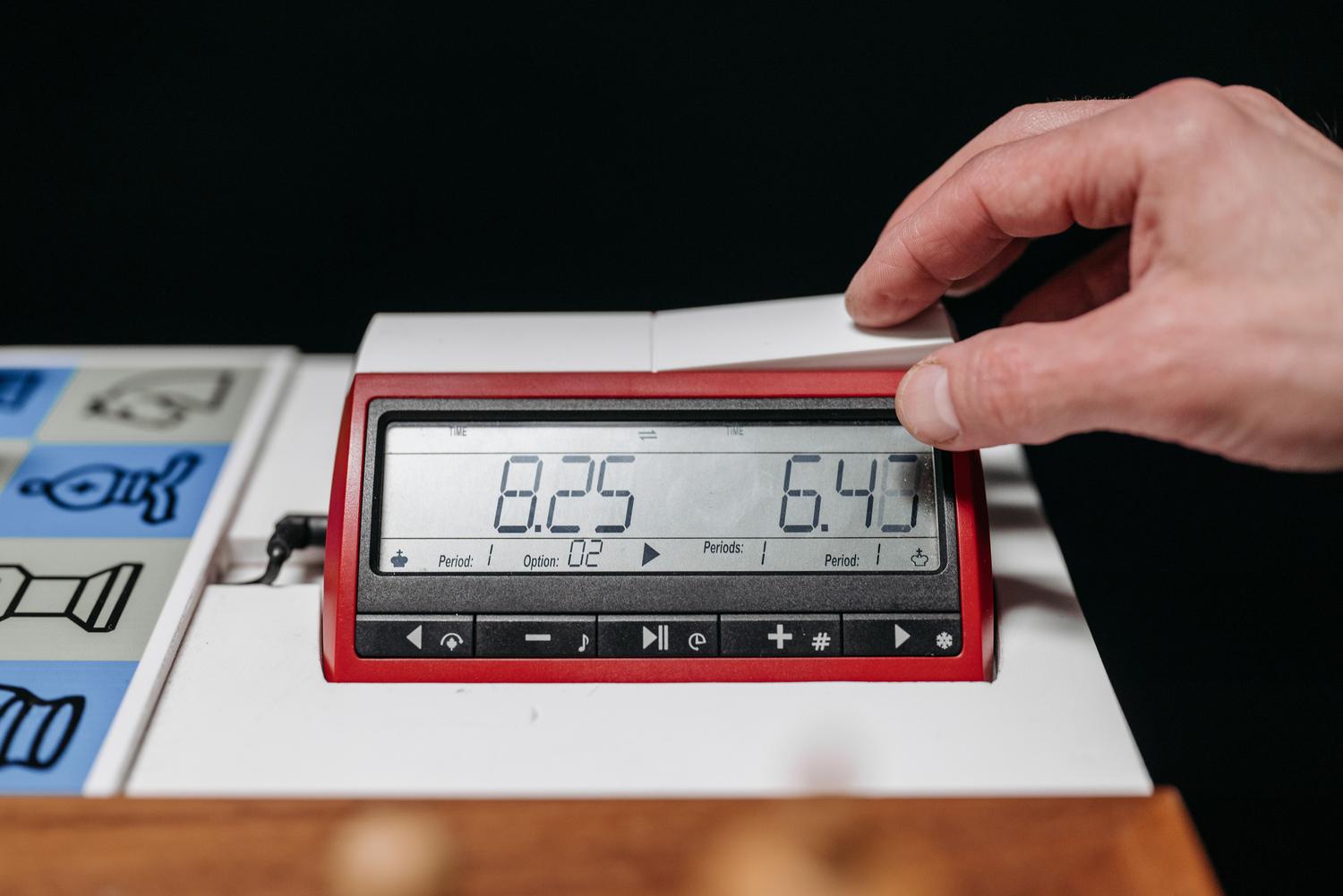 Primer plano de un reloj de ajedrez digital, herramienta esencial tanto en torneos físicos como en el estudio digital. Primer plano de un reloj de ajedrez digital, herramienta esencial tanto en torneos físicos como en el estudio digital.