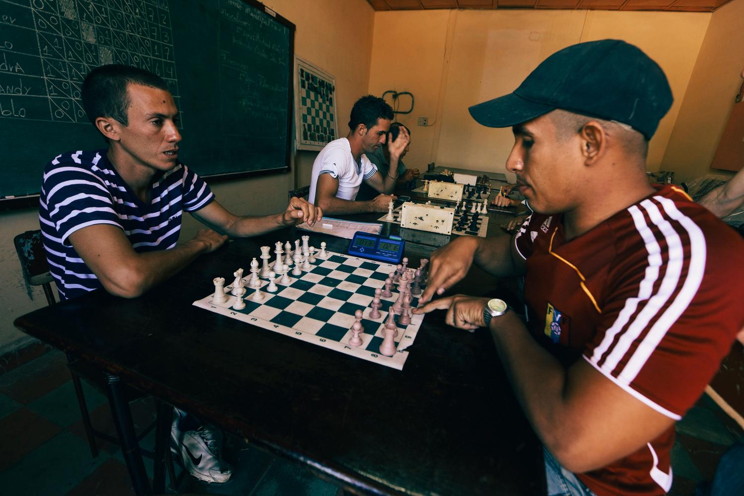 Partida de ajedrez competitiva en un torneo, capturando la atmósfera de 'campo de batalla' y alta concentración. Partida de ajedrez competitiva en un torneo, capturando la atmósfera de 'campo de batalla' y alta concentración.