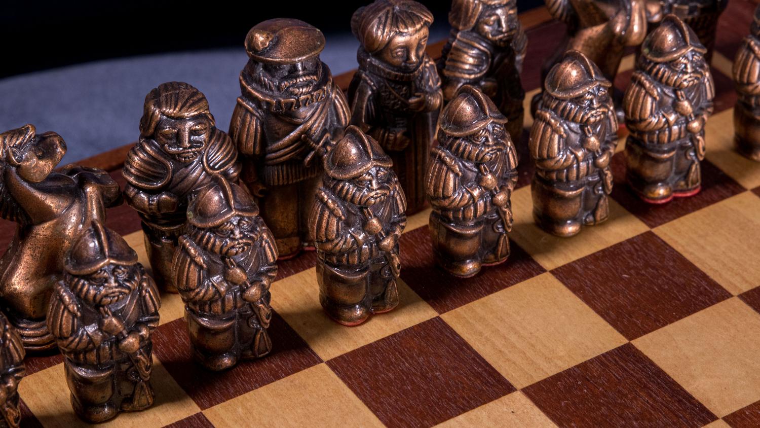 Piezas de ajedrez de metal estilo vintage en tono cobre con detalles intrincados, ilustrando la durabilidad y la calidad artesanal. Piezas de ajedrez de metal estilo vintage en tono cobre con detalles intrincados, ilustrando la durabilidad y la calidad artesanal.