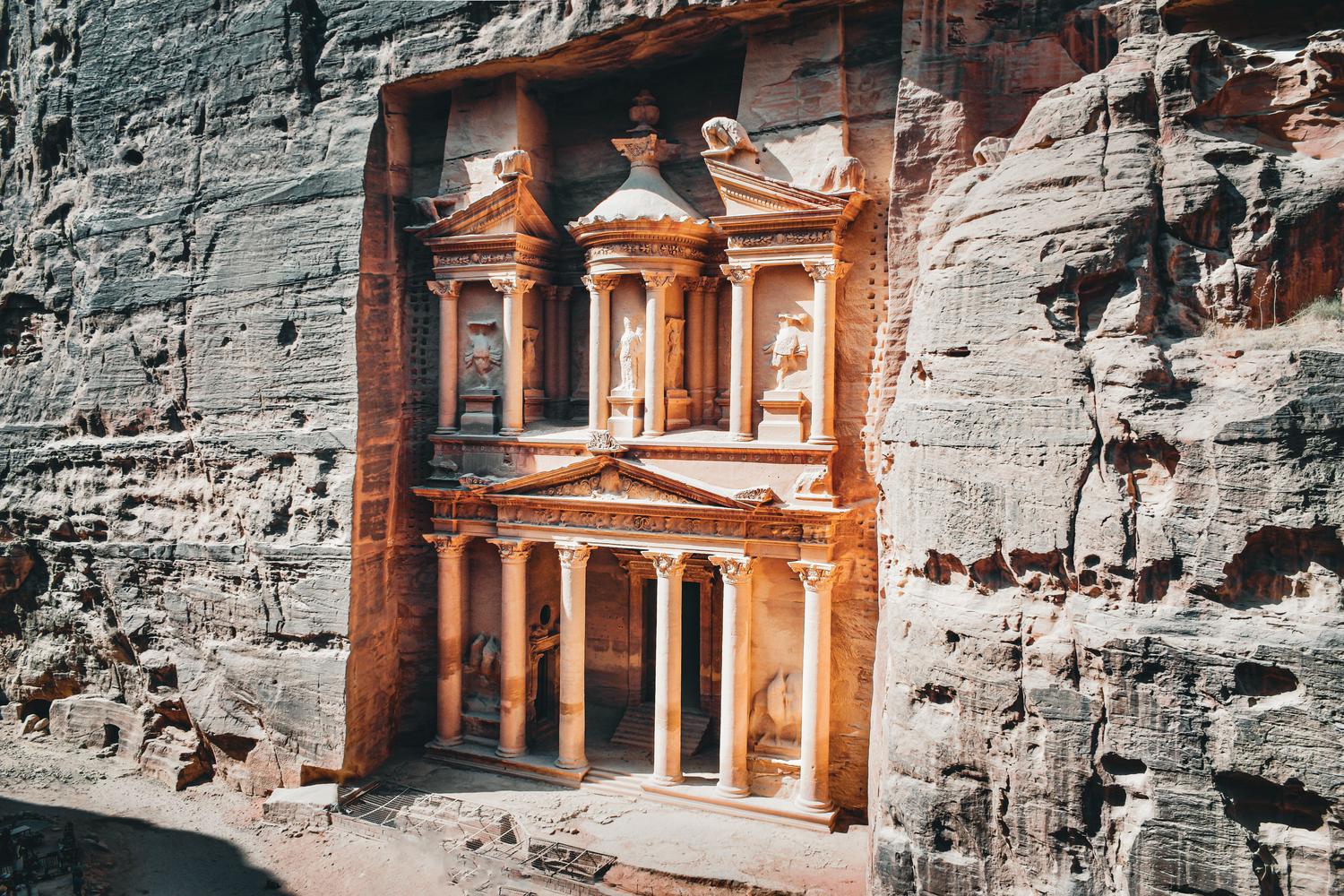 La fachada esculpida de Al-Khazneh en Petra, Jordania, punto clave de la histórica Ruta del Rey. La fachada esculpida de Al-Khazneh en Petra, Jordania, punto clave de la histórica Ruta del Rey.
