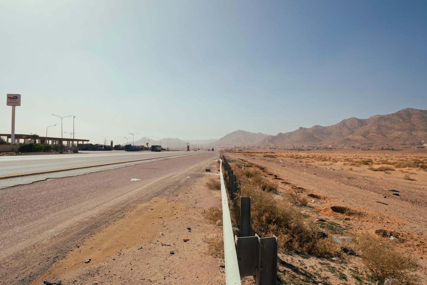 Carretera desértica en Aqaba, Jordania, representando el trayecto comercial y militar del King's Highway. Carretera desértica en Aqaba, Jordania, representando el trayecto comercial y militar del King's Highway.
