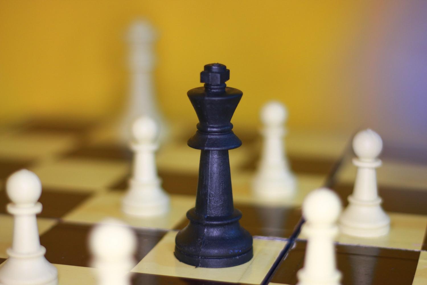 Primer plano de un rey negro acorralado por peones blancos en un tablero de ajedrez, ilustrando la sensación de asfixia y falta de jugadas en el zugzwang. Primer plano de un rey negro acorralado por peones blancos en un tablero de ajedrez, ilustrando la sensación de asfixia y falta de jugadas en el zugzwang.